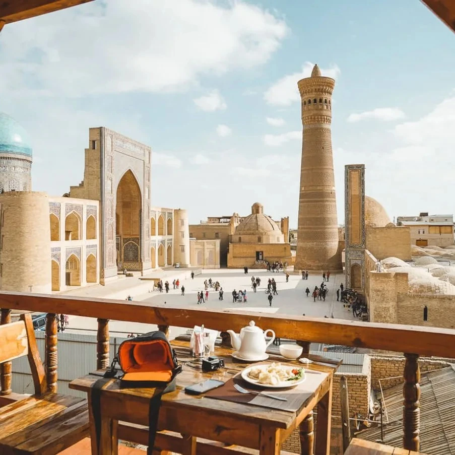 Вид на старинные здания Бухары с террасы